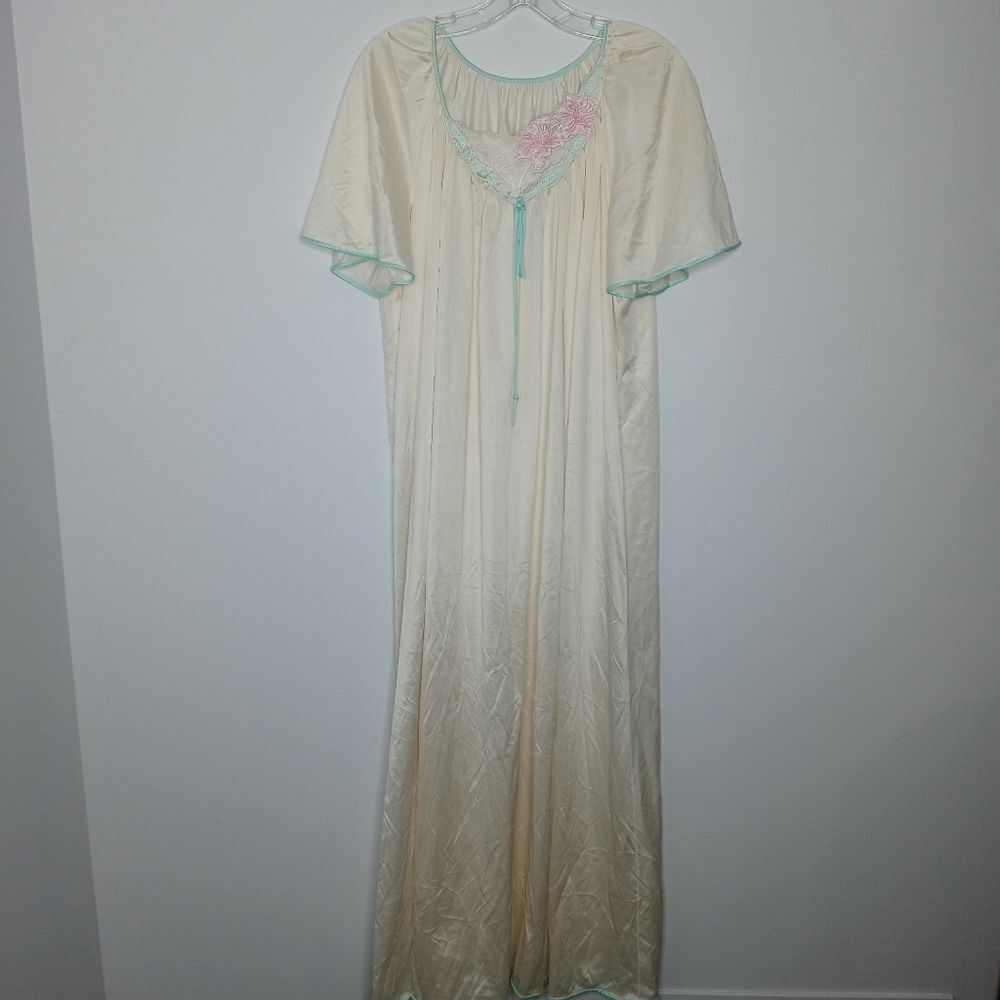 Vintage Lorraine nightgown in cream size large